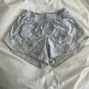 Lululemon Women's Light Gray Patterned hotty hot short 4” MID/LOW RISE